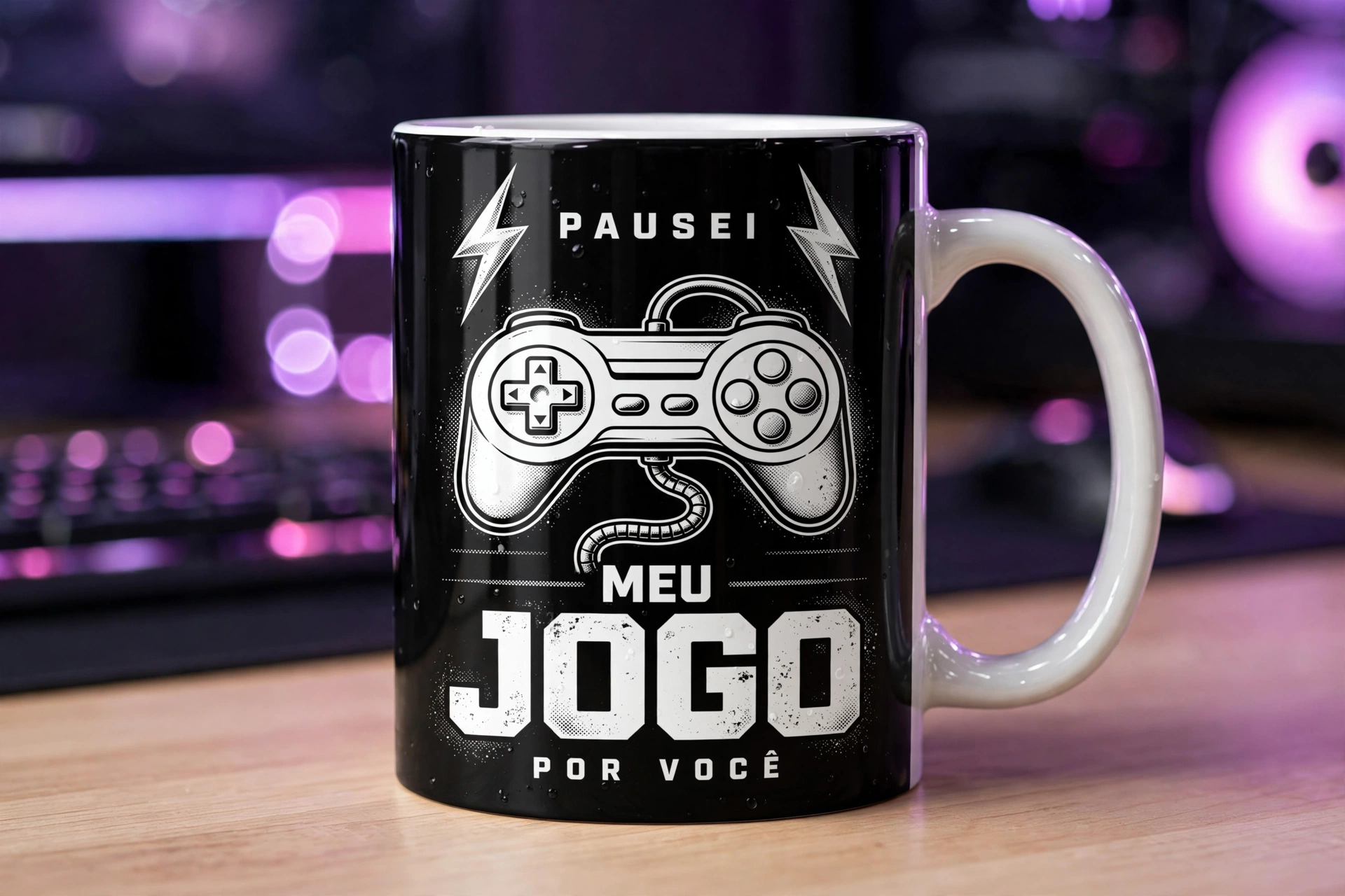 Caneca personalizada preta com arte gamer 'Pausei meu jogo por você' e controle de videogame
